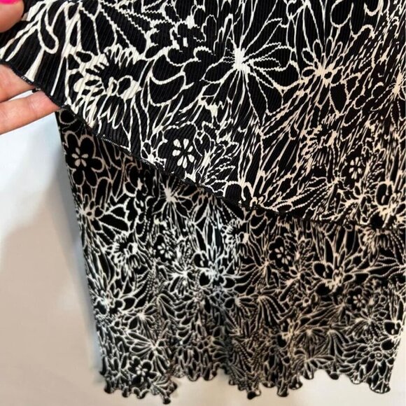 Woman’s tiered, lined dress. Black and white. Crinkle material. Size 8. New cond - Picture 4 of 11